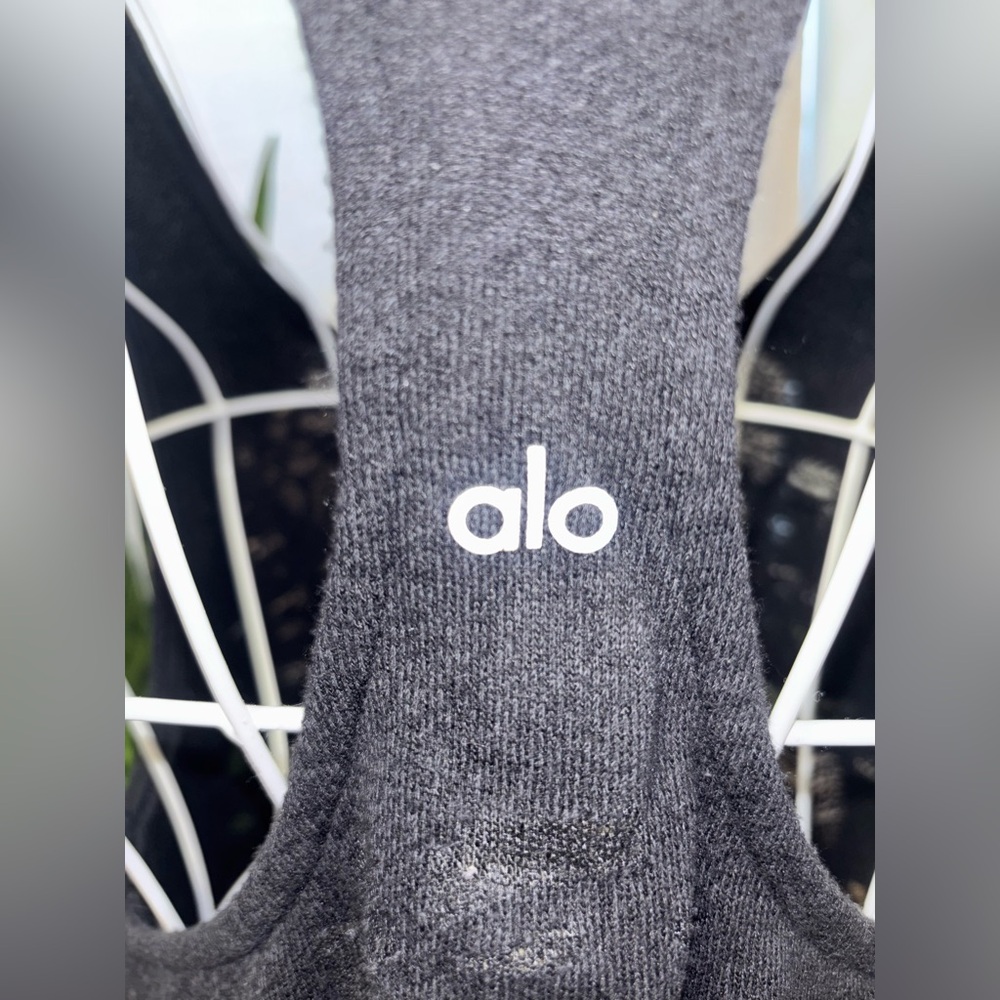 Alo Distressed Tank Size Medium - Picture 6 of 6